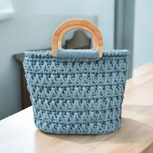 Cartera de crochet hecha a mano – Bolso de algodón azul claro con asa de madera – Totalmente forrada con bolsillos – 30 x 21 x 13 cm