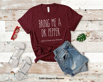 Op de afbeelding: Maroon T-shirt met de tekst "Bring me a Dr Pepper and I'll love you forever".