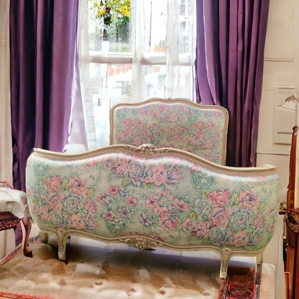 Französisches Doppelbett im Louis XV-Shabby-Craquelé-Stil mit floraler Polsterung
