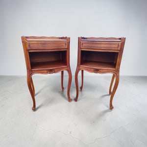 Op de afbeelding: Een witte keramische mok met een zwart handvat en de tekst "But First, Coffee" in een vetgedrukte, zwarte letter. De mok staat tegen een vage achtergrond, wat een gezellige setting suggereert.