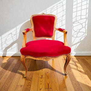Splendida poltrona francese Luigi XVI c.1950 in velluto rosso con gambe cabriole in faggio intagliato. Poltrona cabriolet rococò da boudoir. Preventivo gratuito UE.