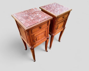 Paire de deux tables de chevet françaises en chêne, dessus en marbre