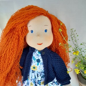 手作りの赤い髪のウォルドルフ人形 - 想像力豊かな遊びや部屋の装飾に最適 - 安全でソフトな遊び時間