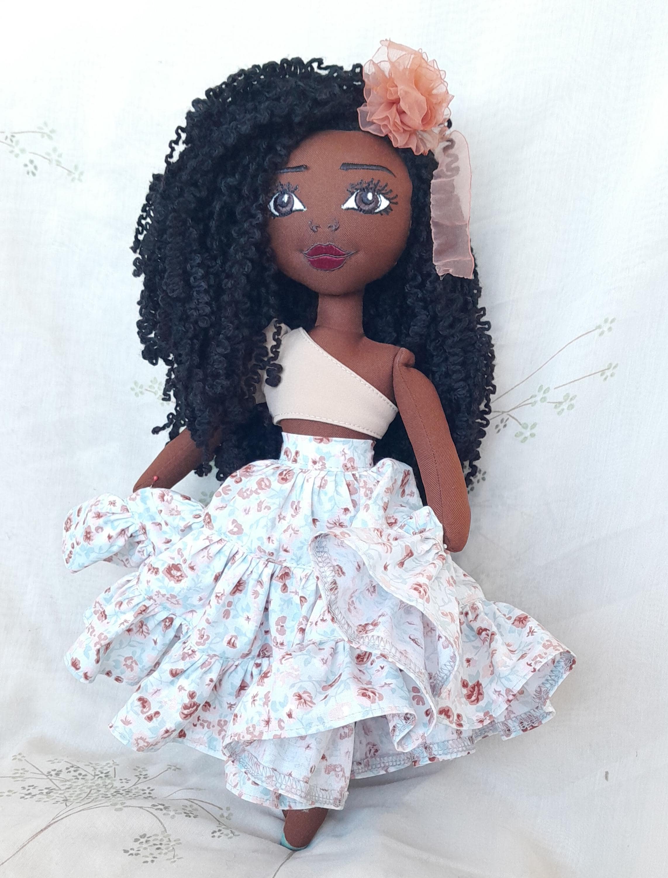 Muñeca afro latina hecha a mano con cabello rizado, falda floral