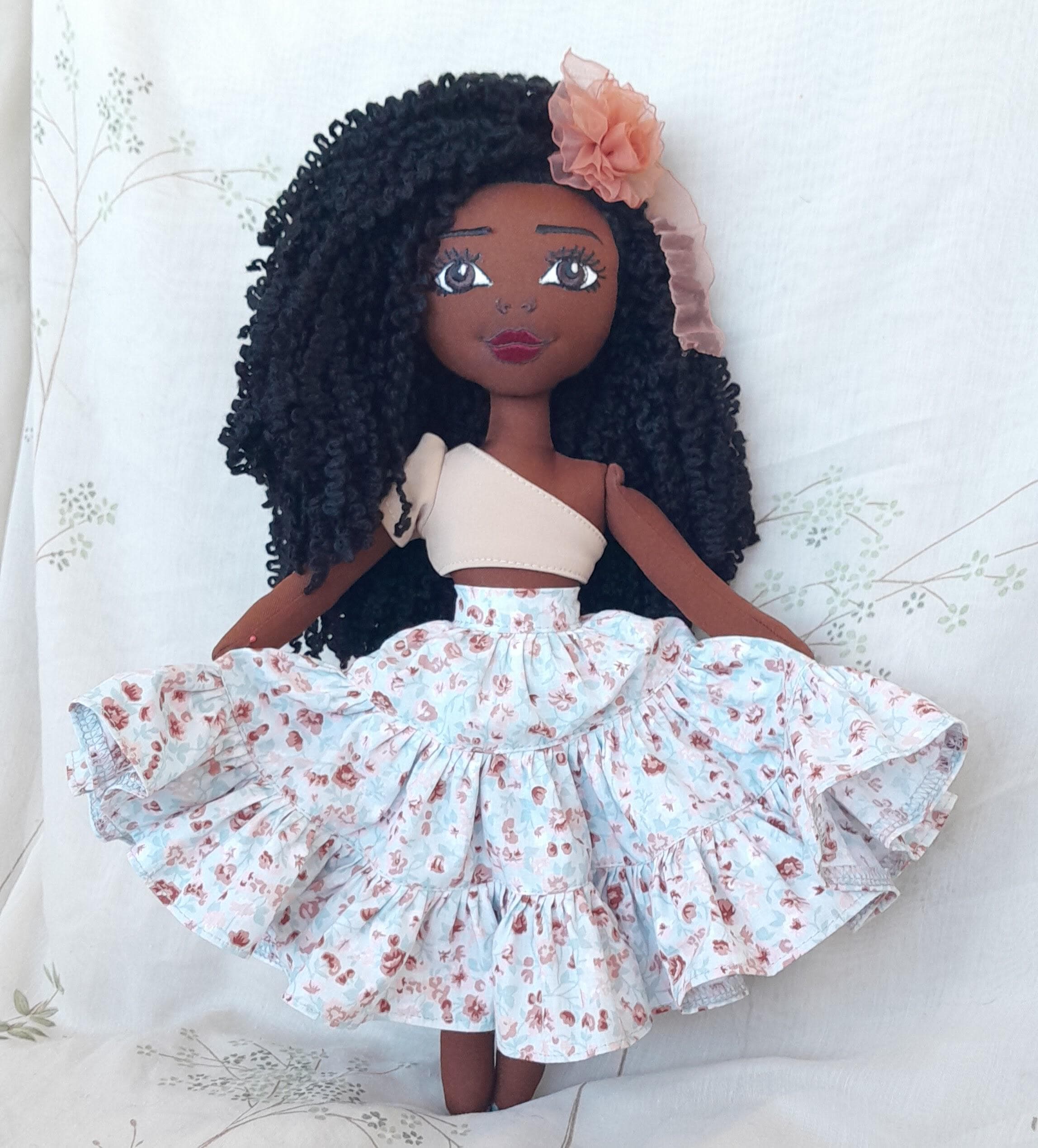 Muñeca afro latina hecha a mano con cabello rizado, falda floral