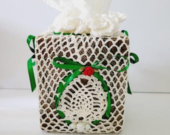 Weiße Häkel-Taschentuchbox mit Rosen und grünem Band, festlicher Mid-Century-Modern-Boho-Landhausstil
