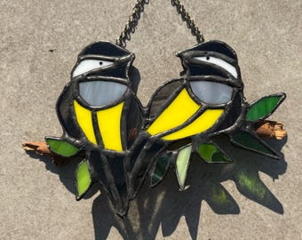 枝にとまる鳥のステンドグラス、手作り、カラフルなサンキャッチャー、ステンドグラス、ヴィトレイル、ホームデコレーションオリジナルギフト、ティファニーテクニック、ガラス工芸