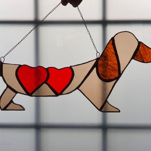 Glasmalerei Dackel Inlove, Suncatcher Bunt, Glasmalerei, Home Decor Original, Geschenk, Einzigartiger Glas Sun Catcher