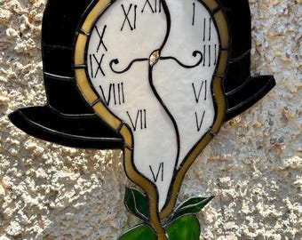 Solfångare i målat glas med smältklocka, surrealistisk väggkonst inspirerad av Dalí och Magritte, handgjord glasinredningsgåva