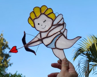 Cupido biondo in vetro colorato, acchiappasole colorato, vetrate colorate, decorazioni per la casa originali, regalo, acchiappasole in vetro unico