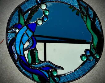 ステンドグラスで縁取られた「海底」の鏡
