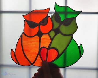 Due gufi con cuore legato in vetro colorato, acchiappasole colorato, vetrate colorate, decorazioni per la casa originali, regalo, acchiappasole in vetro unico