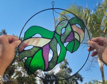 Foglie di Monstera in un cerchio, acchiappasole colorato, vetrate, oggettistica per la casa originale, regalo, acchiappasole in vetro unico