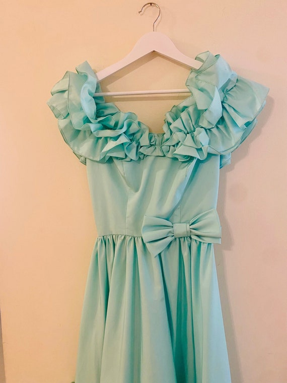 Vintage Late 1970s-1985 Ruffle Mint Green off the 