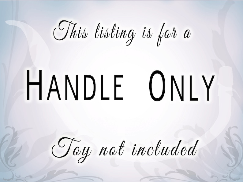 Pu&ograve; includere: Un grafico digitale con uno sfondo azzurro e bianco che presenta il testo nero: This listing is for a HANDLE ONLY. Toy not included. Il testo &egrave; centrato e chiaramente leggibile sullo sfondo morbido, astratto e con motivi a vortice.