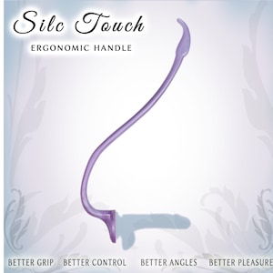 Pu&ograve; includere: Un manico ergonomico curvo di colore viola chiaro con l'etichetta Silc Touch. Il testo recita Silc Touch, ERGONOMIC HANDLE, BETTER GRIP, BETTER CONTROL, BETTER ANGLES e BETTER PLEASURE. L'oggetto ha una forma slanciata e allungata.