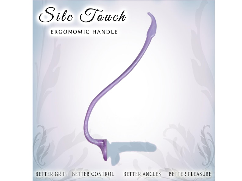 Pu&ograve; includere: Un manico ergonomico curvo di colore viola chiaro con l'etichetta Silc Touch. Il testo recita Silc Touch, ERGONOMIC HANDLE, BETTER GRIP, BETTER CONTROL, BETTER ANGLES e BETTER PLEASURE. L'oggetto ha una forma slanciata e allungata.