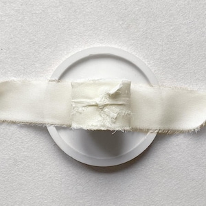 4,5 m Chiffonband Buttermilk - 2,5 cm breit handgerissener Rand Dekoration Hochzeit Einladungen Brautstrauss Taufe Flatlay Fotografie