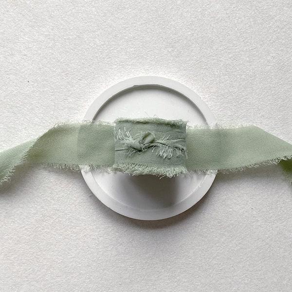 4,5 m Chiffonband Salbei - 2,5 cm breit handgerissener Rand Dekoration Hochzeit Einladungen Veredelung Brautstrauss Taufe Flatlay Fotografie