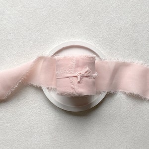 5 m Chiffonband Rose - 4 cm breit handgerissener Rand Dekoration Hochzeit Einladungen Veredelung Brautstrauss Taufe Flatlay Fotografie