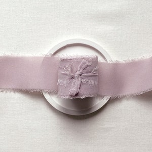 5 m Chiffonband Flieder - 4 cm breit handgerissener Rand Dekoration Hochzeit Einladungen Veredelung Brautstrauss Taufe Flatlay Fotografie