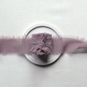5 m Chiffonband Mauve - 4 cm breit handgerissener Rand Dekoration Hochzeit Einladungen Veredelung Brautstrauss Taufe Flatlay Fotografie