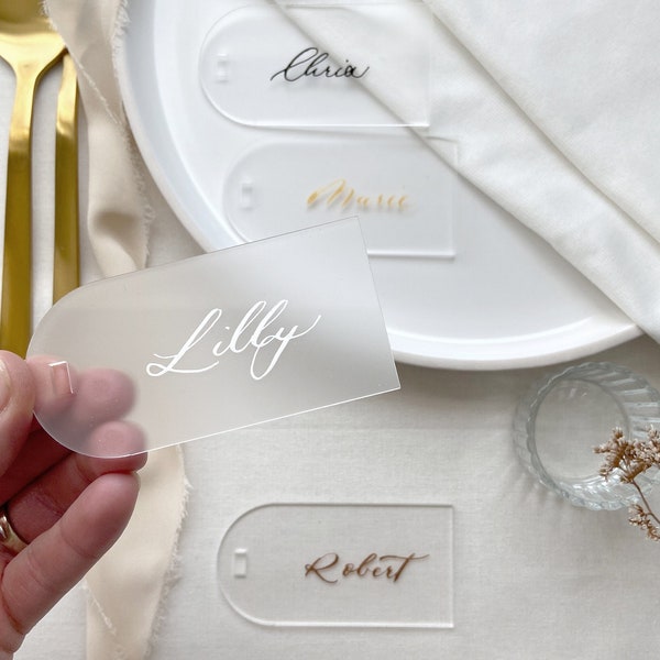 Platzkarten Acryl Kalligrafie Halbrund – personalisiert Namenskarte Tischkarte Platzkarte Gastgeschenk Hochzeit matt transparent frosted