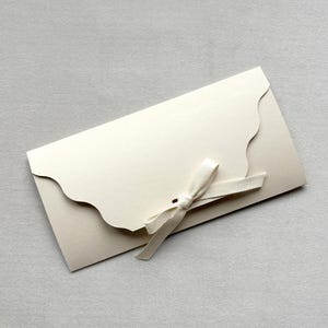 SABBIA – Confezione regalo, confezione voucher, regalo in contanti, compleanno, Natale, biglietti per concerti, busta con taglio a onda, nastro naturale