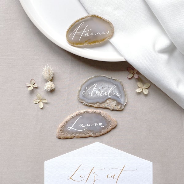 Achat Platzkarte Kalligrafie – personalisierte Tischkarte Hochzeit, natürliche Achatscheibe, von Hand kalligrafiert