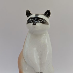 Figura de porcelana vintage de mapache ruso Lomonosov, firmada y coleccionable, con sello rojo.