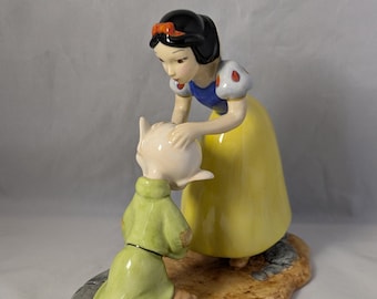 Royal Doulton Disney Figurine – Dopey's First Kiss, Snow White