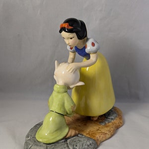 Royal Doulton Walt Disney verzamelfiguur - Dopey&#39;s First Kiss (Disney Sneeuwwitje en de zeven dwergen)