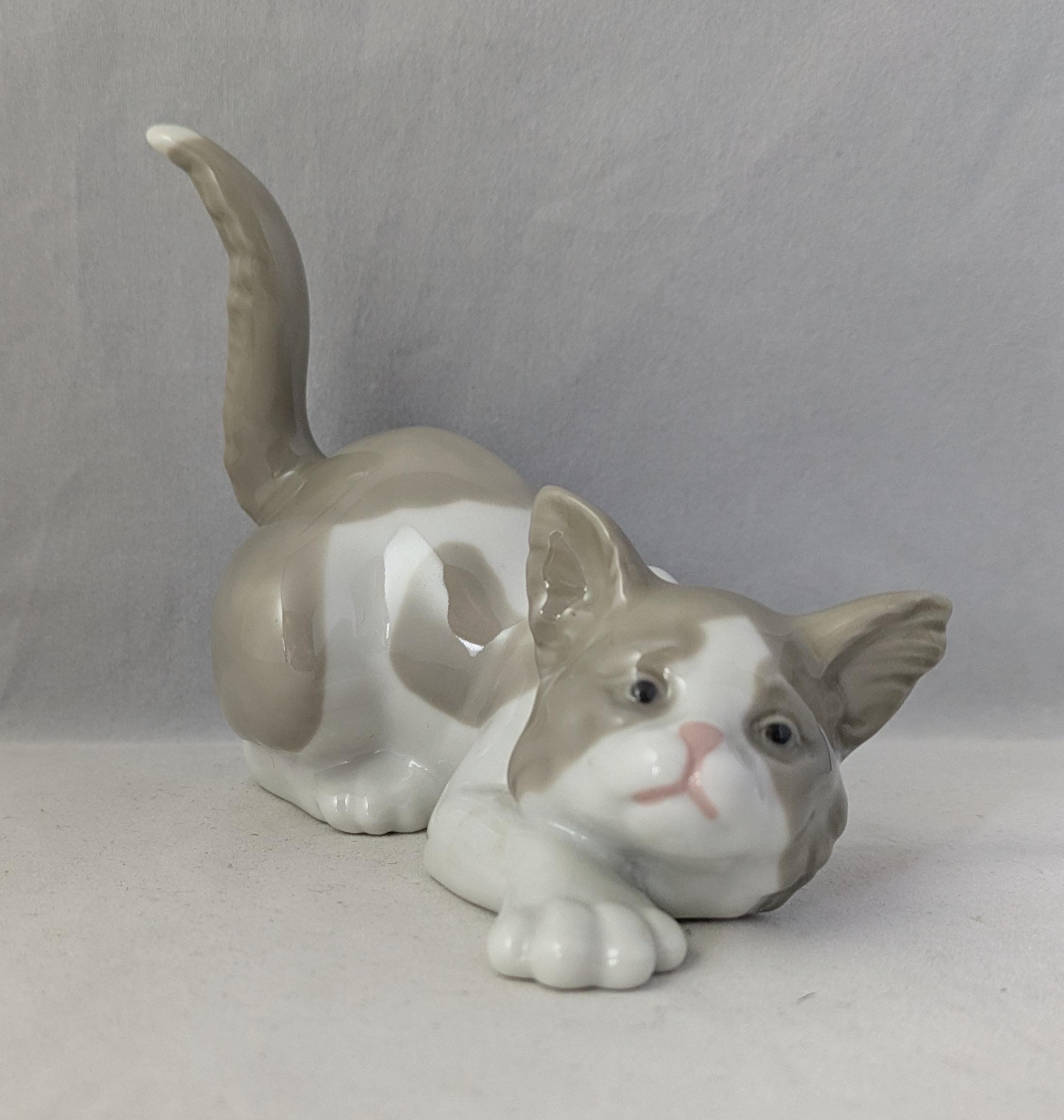 リヤドロ子猫フィギュア #5112：気配りのある猫のコレクターズアイテム