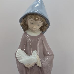 Collectable Vintage Lladro Nao Figure - Girl Holding A Dove