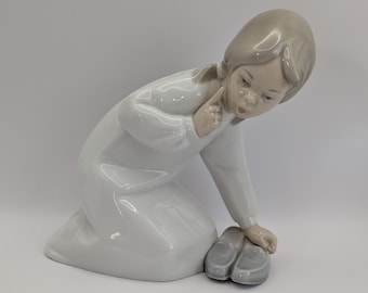 Vintage Lladro Porcelain Figurine: Little Girl With Slippers #4523