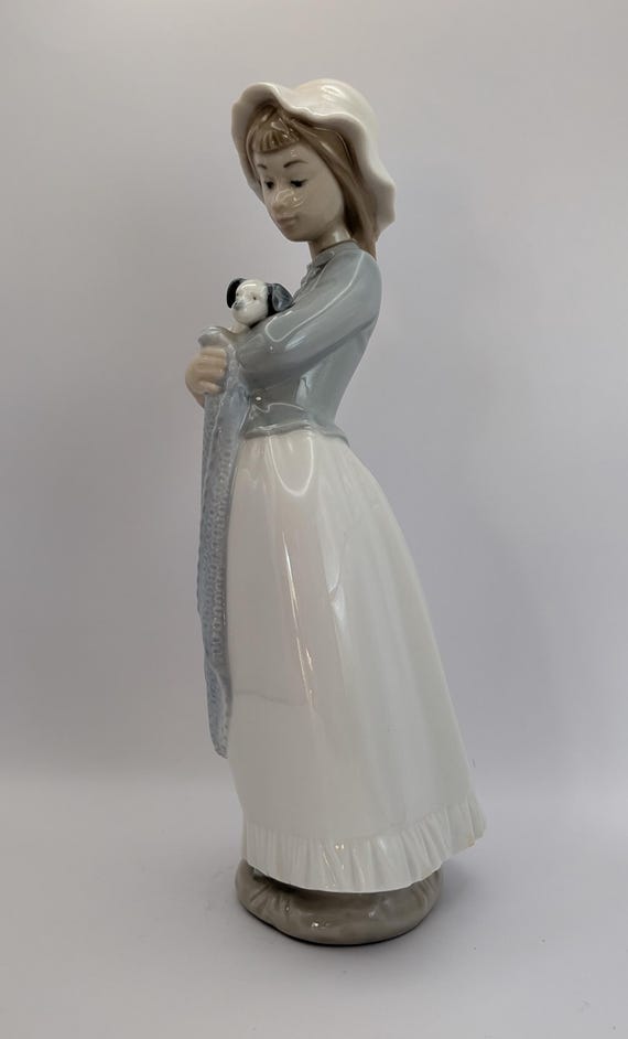 コレクターズアイテム リヤドロ ナオ フィギュア - 毛布に包まれた子犬