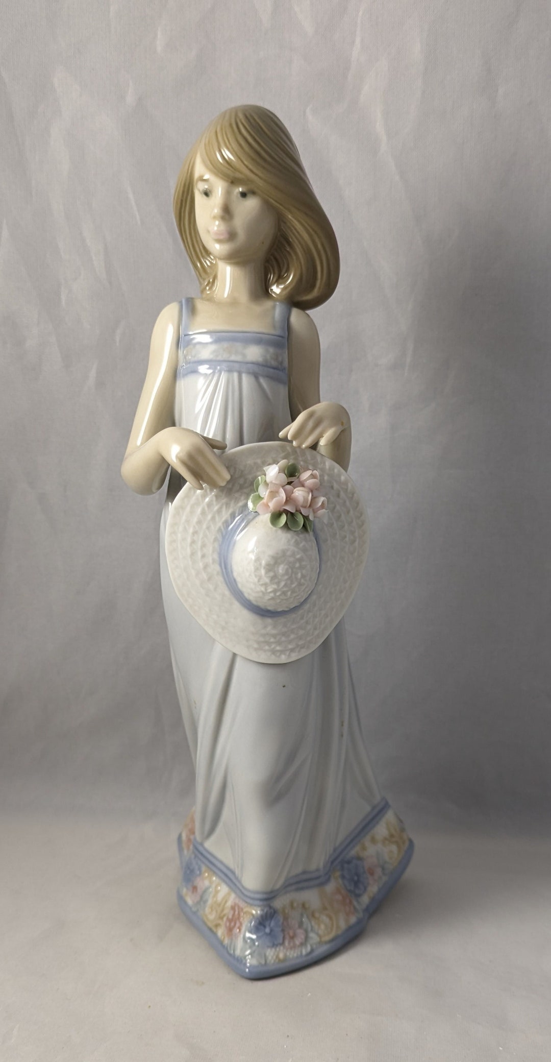 Vintage Collectable Lladro Figure of A Young Girl Holding A Hat