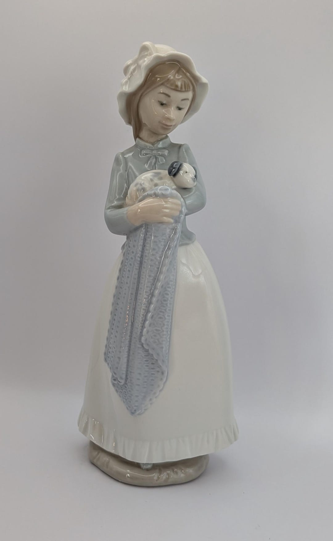 コレクターズアイテム リヤドロ ナオ フィギュア - 毛布に包まれた子犬