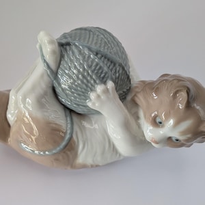 Vintage Collectable Lladro Nao Kitten Playing With A Ball Of Wool - &quot;Gatito Panza Arriba - #00259