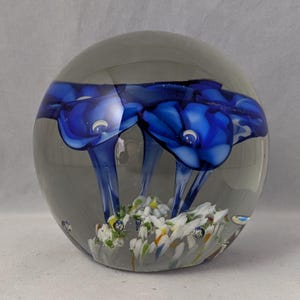 Vintage Collectable Unsigned Studio Glass Paperweight