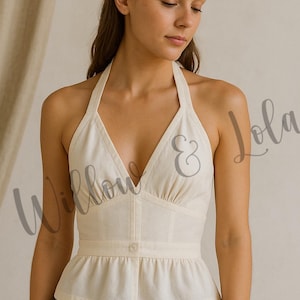 Puede incluir: Top halter crema con escote en V y detalle de botón. El top tiene un corpiño ajustado y un dobladillo peplum. El texto "Willow & Lola" está escrito en la parte superior. La modelo lleva vaqueros azules.