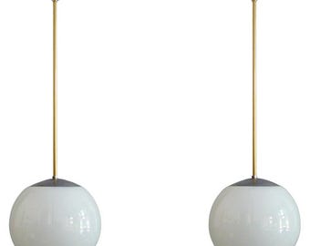 1 Paar Große Art Déco Kugellampen mit Opalglas Lampenschirmen und verchromter Lampenaufhängung - Bauhaus - 1930 - 1940