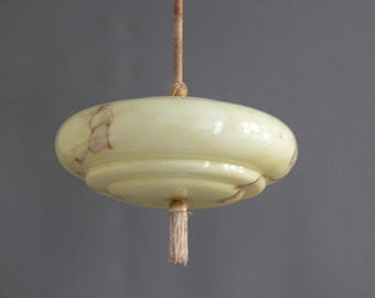 Große Art Déco Pendelleuchte mit beigem Glasschirm und umwickelter Stabaufhängung - ca. 1920 - 1930