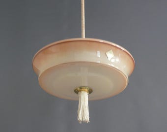 Große Art Déco Pendelleuchte, Firma Doria mit beigem Glasschirm, umwickelter Stabaufhängung und Zierstreifen - ca. 1940- 1950