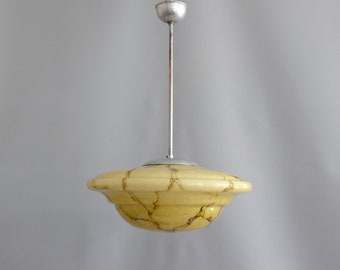 Art Déco Pendelleuchte mit verziertem Glasschirm und Metallaufhängung - ca. 1940 - 1950