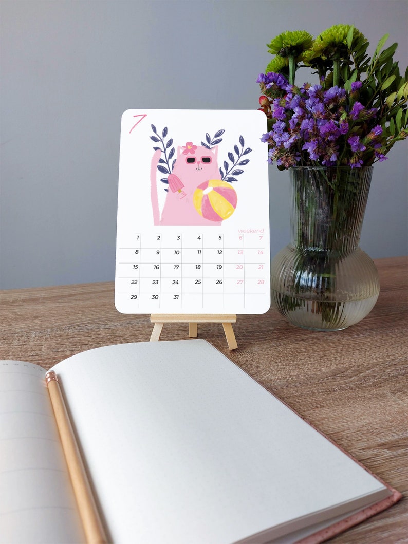 Calendrier 2024 pour bureau chevalet bois illustration chat rose calendar desk cat illustration for 2024 Arrondies