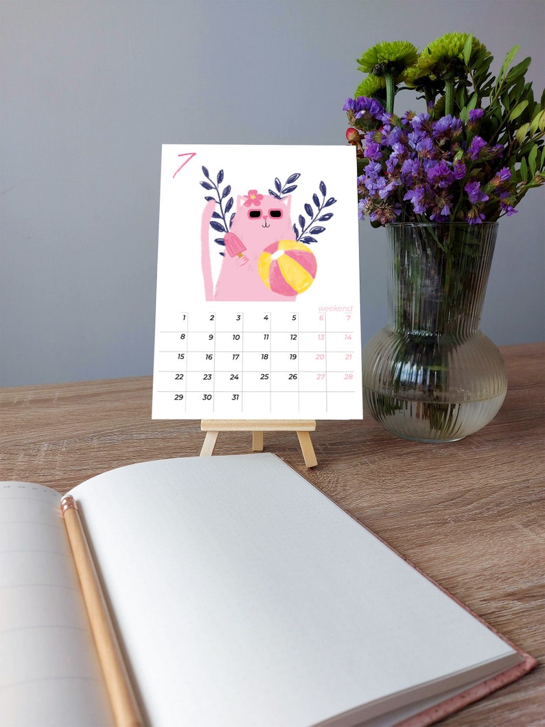 Calendrier 2024 pour bureau chevalet bois illustration chat rose calendar desk cat illustration for 2024 Droits