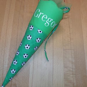 Mini Schultüte mit Namen, Vorschultüte, Zuckertüte - Fußball / Fußbälle grün personalisierbar