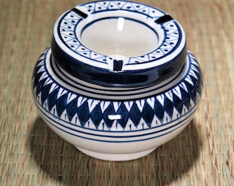Cendrier fabriqué à la main au Maroc avec de l'argile naturelle en terre cuite, poterie en céramique, motifs Losanges bleu cobalt