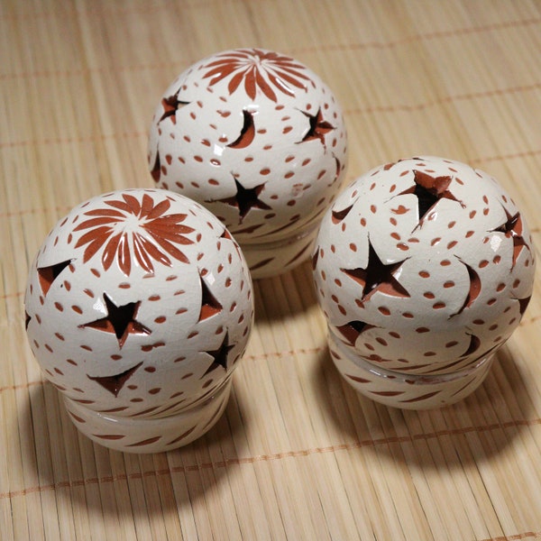 Ensemble de 3 photophores fabriqués à la main au Maroc avec de l'argile naturelle en terre cuite, poterie en céramique, bougeoir boule sphérique